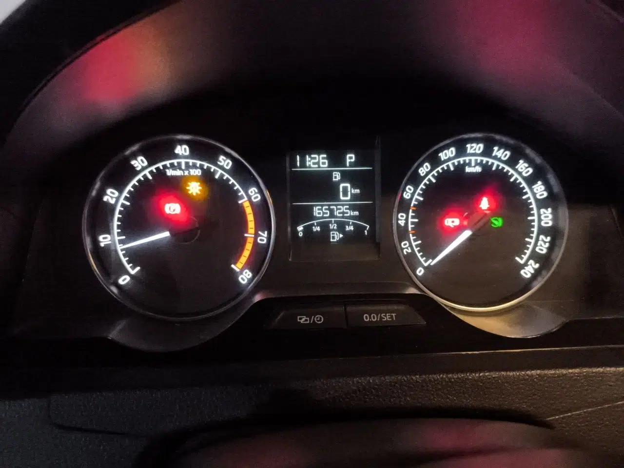 Skoda Rapid Spaceback 2014 1.6L Automatic Enjoyment Edition — миниатюра 13