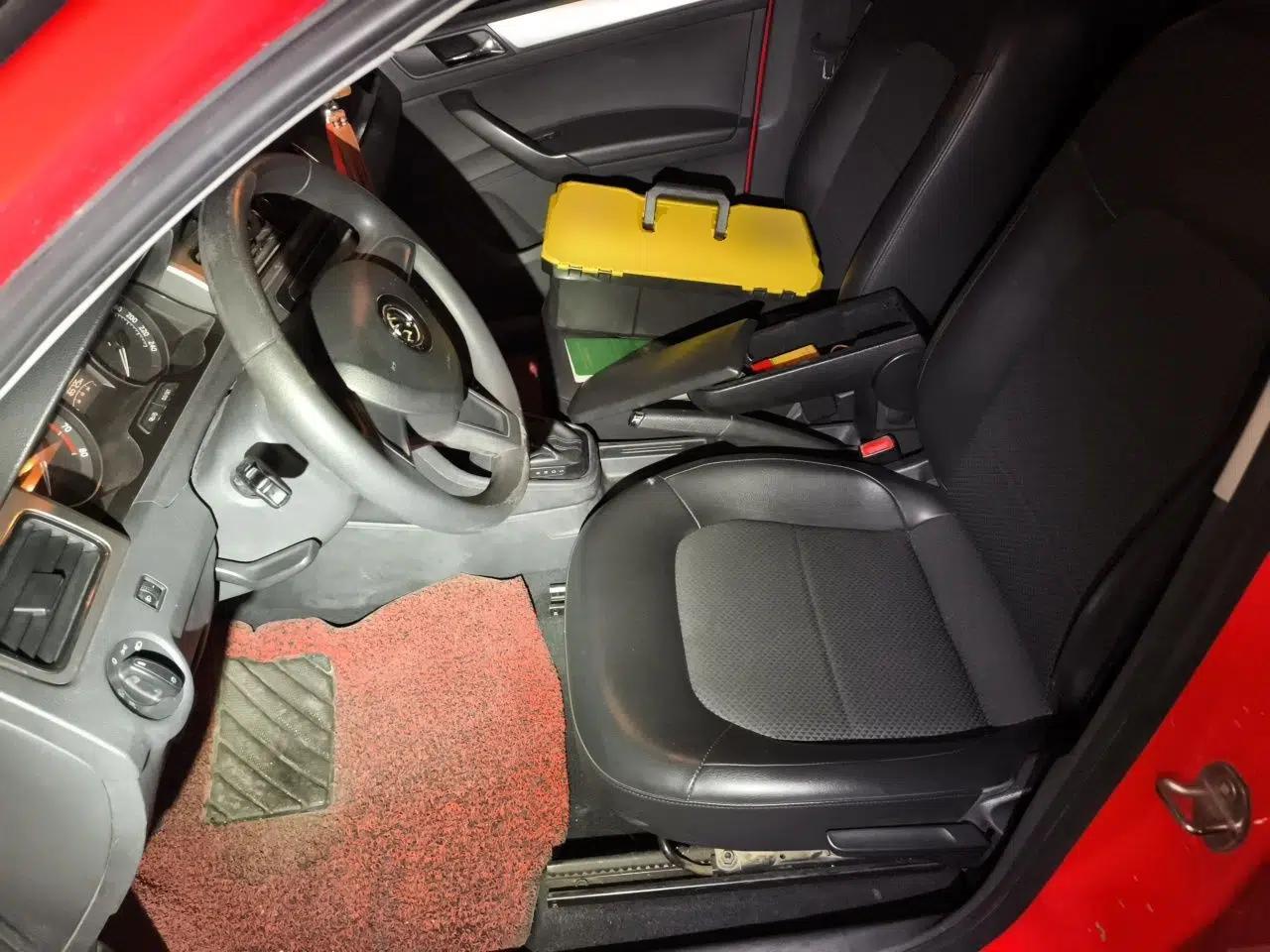 Skoda Rapid Spaceback 2014 1.6L Automatic Enjoyment Edition — миниатюра 16
