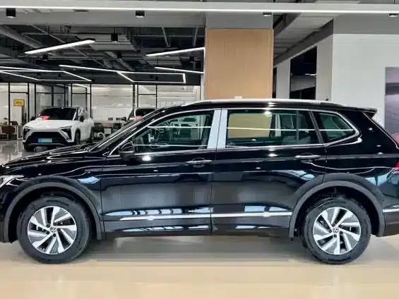 Tiguan L PHEV 2023 430PHEV Plug-in Hybrid Premium Edition — миниатюра 3
