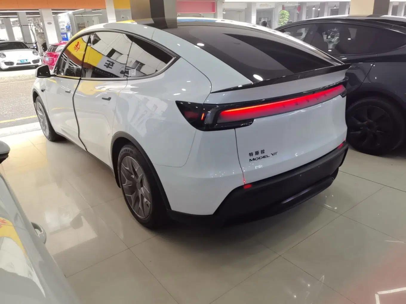 Tesla Model Y L 2025 Model Long-Range All-Wheel-Drive Version — миниатюра 4