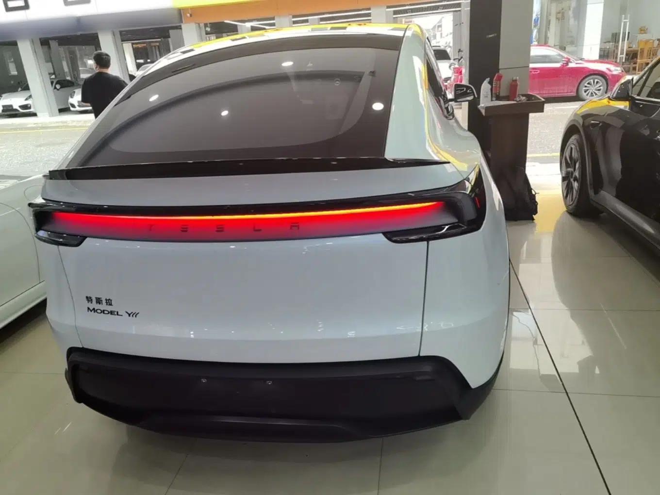 Tesla Model Y L 2025 Model Long-Range All-Wheel-Drive Version — миниатюра 5