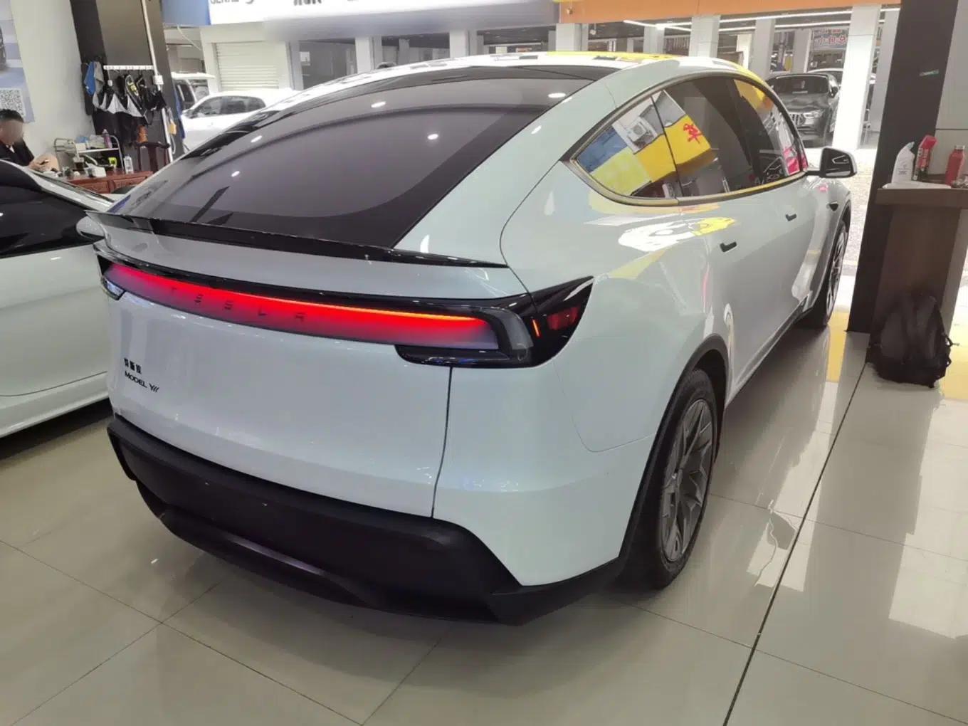 Tesla Model Y L 2025 Model Long-Range All-Wheel-Drive Version — миниатюра 6