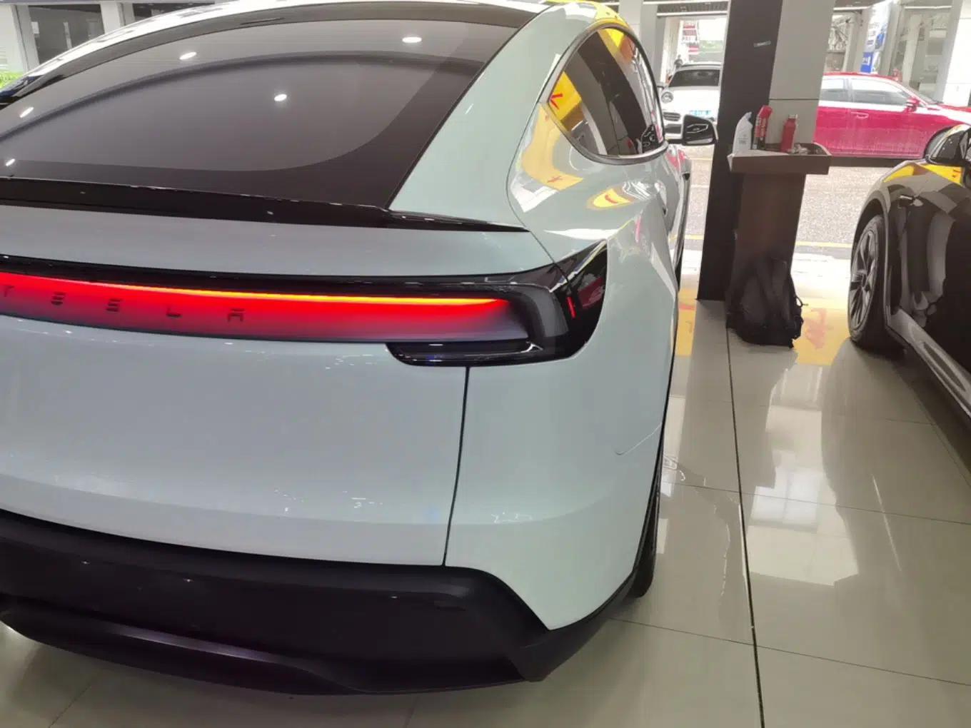 Tesla Model Y L 2025 Model Long-Range All-Wheel-Drive Version — миниатюра 7