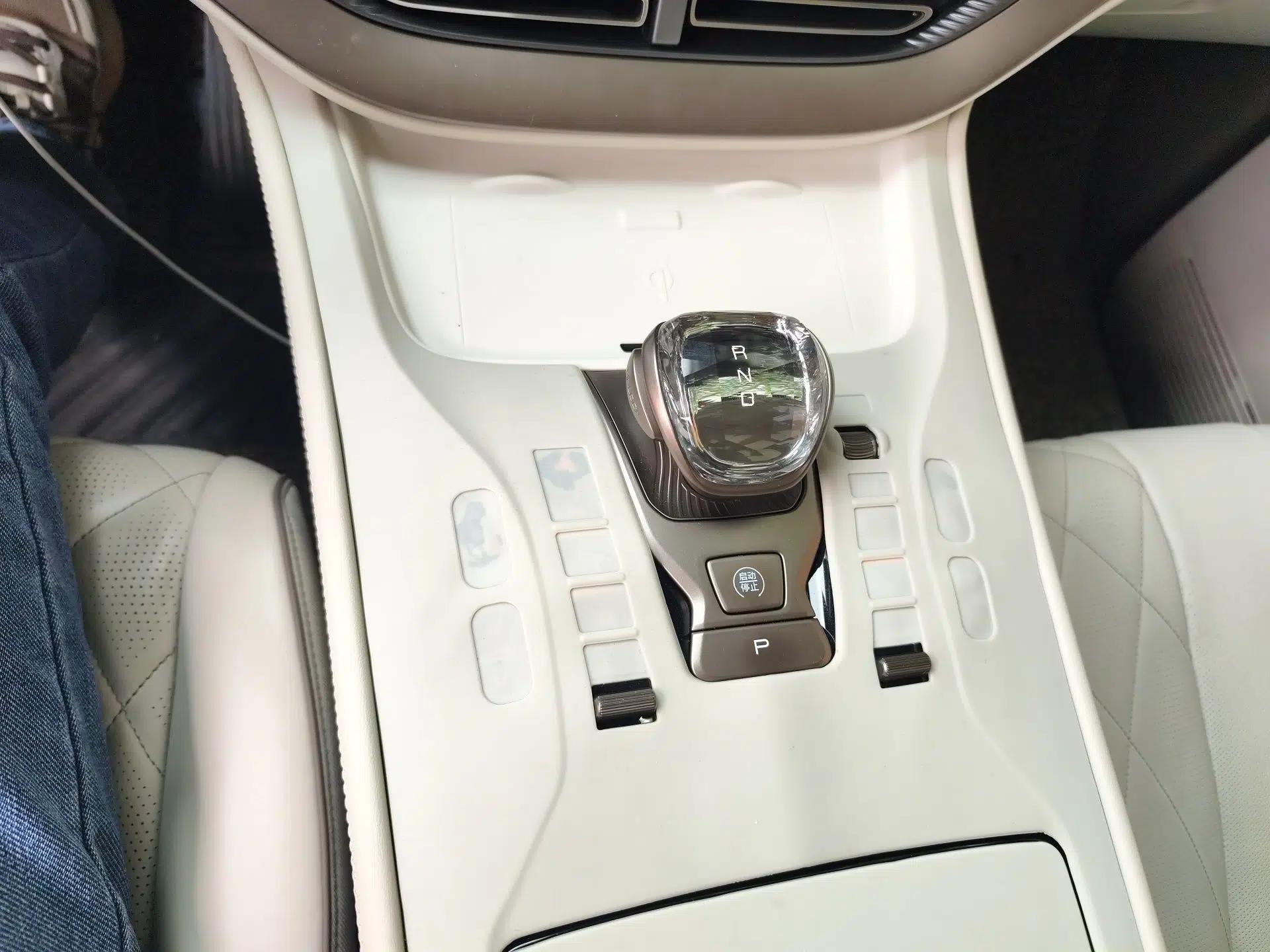 Denza D9 2022 DM-i 1040 Prestige Model — миниатюра 13