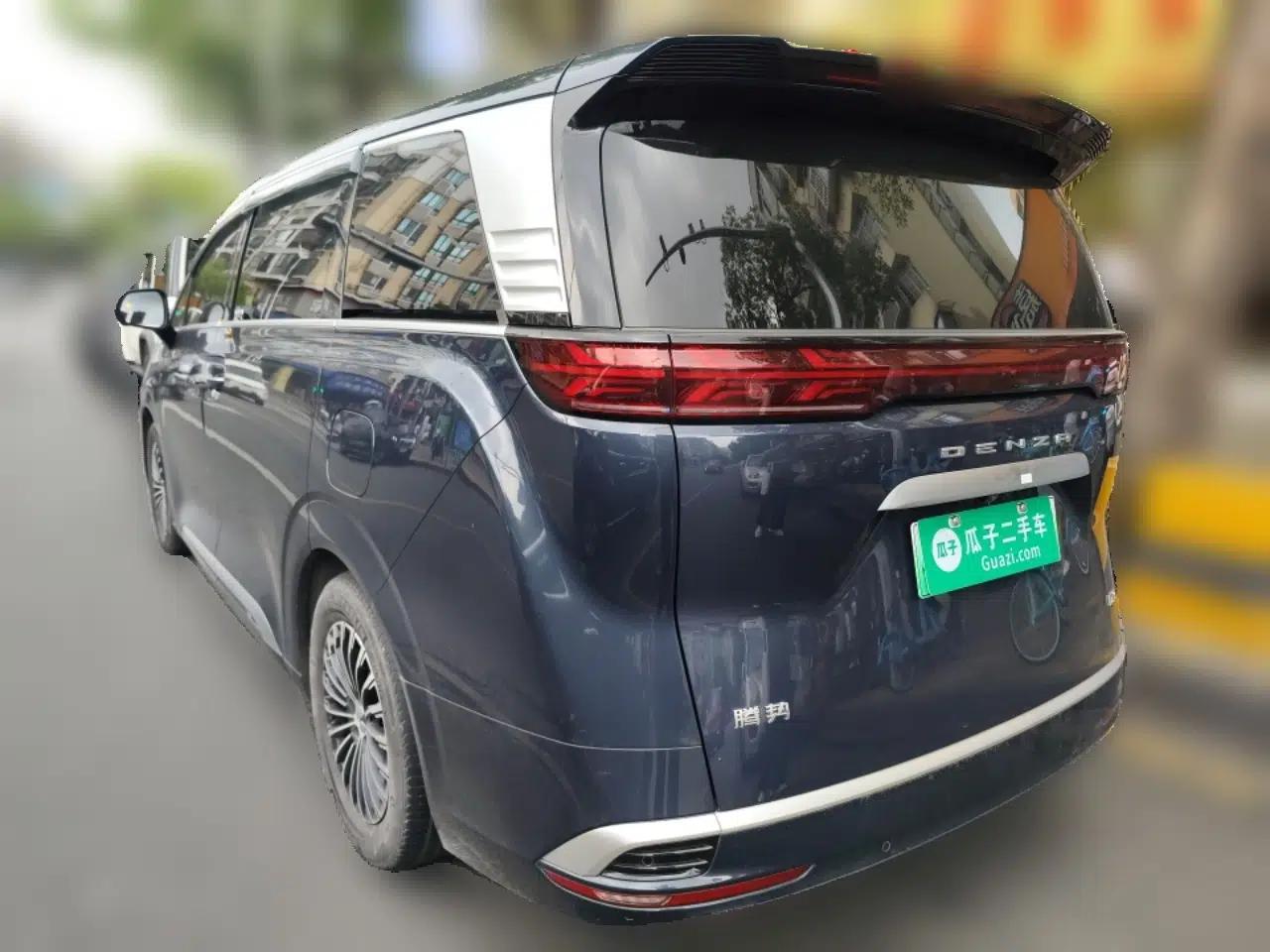 Denza D9 2022 DM-i 1040 Prestige Model — миниатюра 4