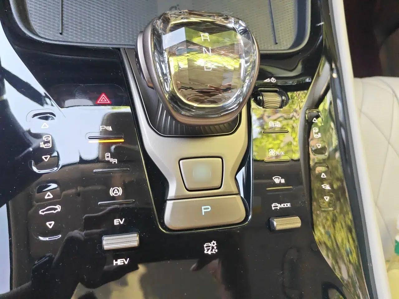 Denza D9 2022 DM-i 1040 Prestige Model — миниатюра 13