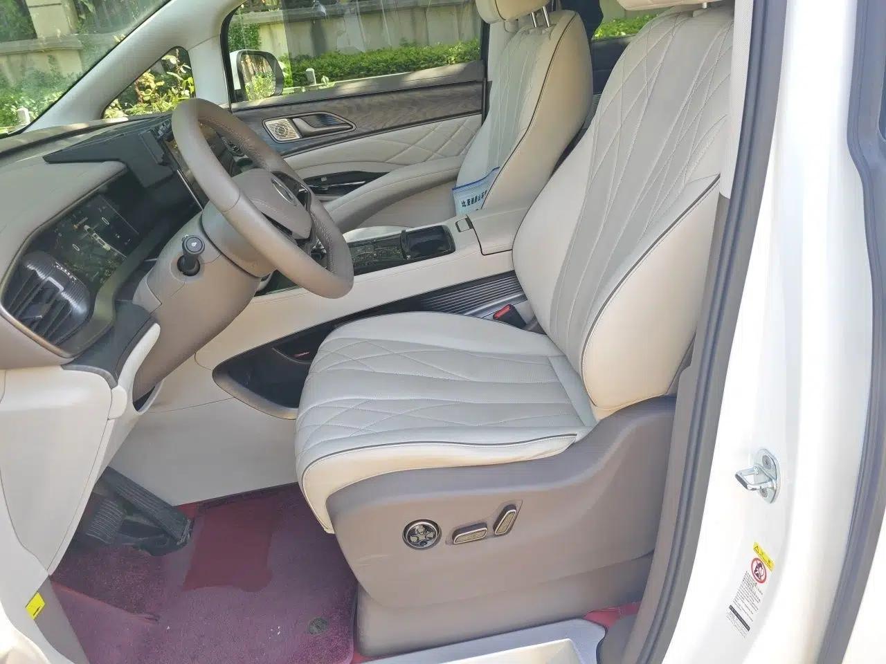 Denza D9 2022 DM-i 1040 Prestige Model — миниатюра 14