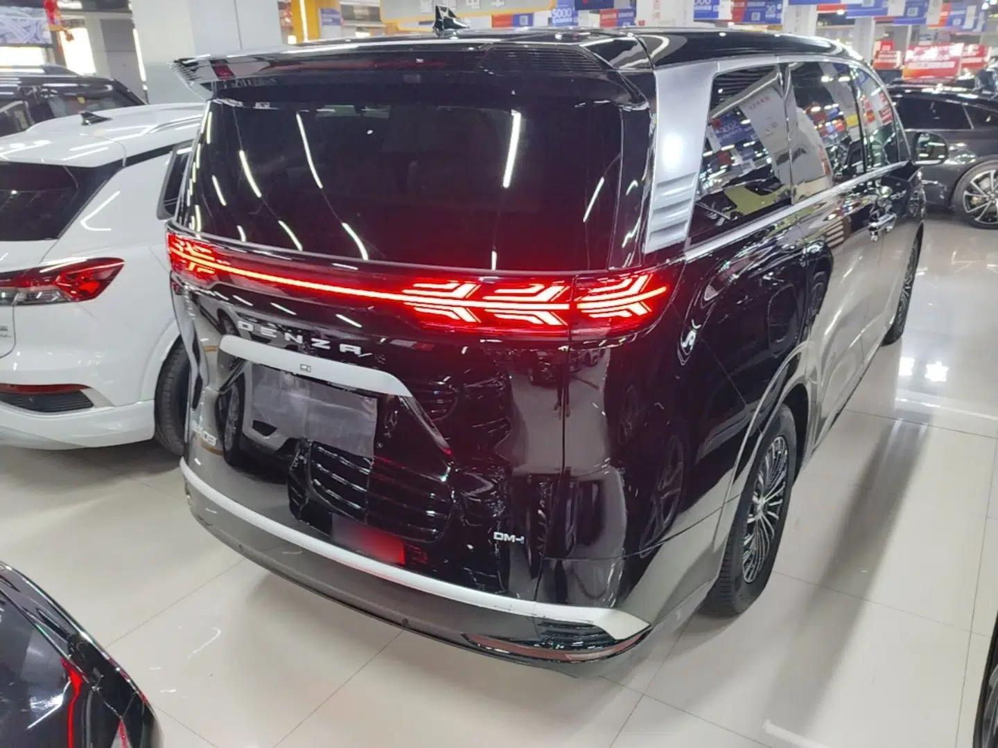 Denza D9 2024 DM-i 1050 Luxury Model — миниатюра 6