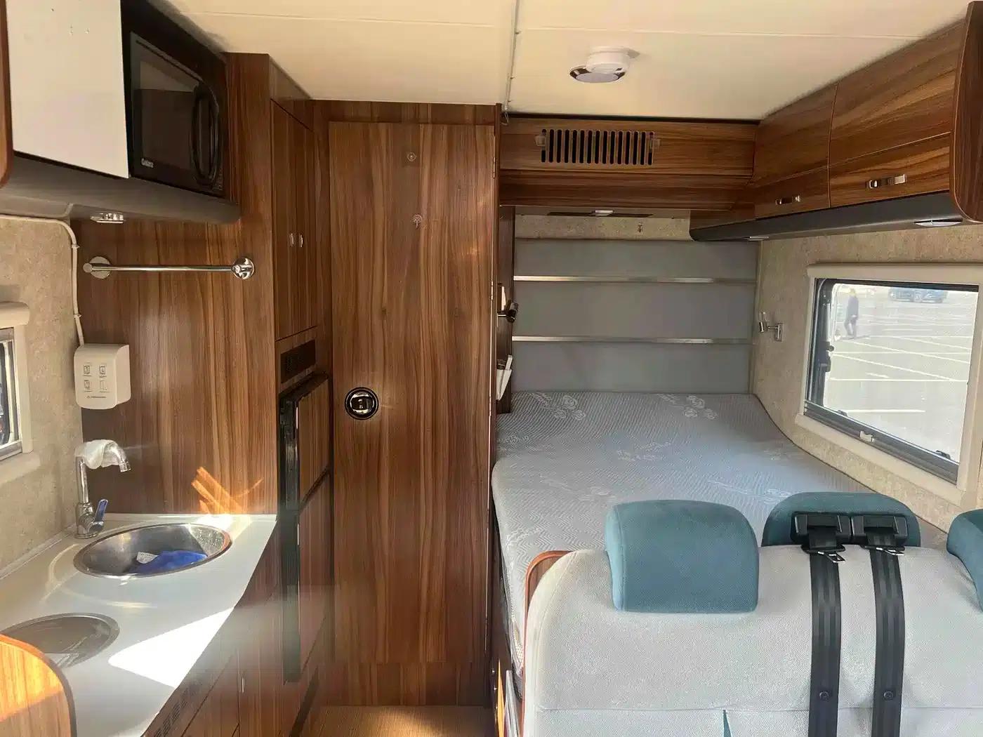 SAIC MAXUS V80 RV 2021 Model 2.0T Traveler V80 Self-propelled Type B Motorhome Comfort Edition with Transverse Bed — миниатюра 11