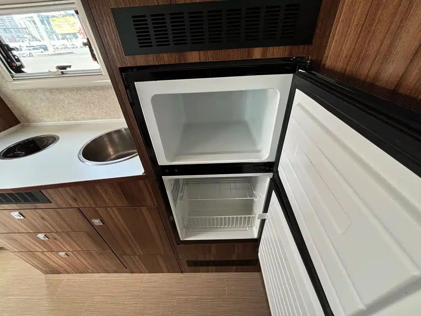 SAIC MAXUS V80 RV 2021 Model 2.0T Traveler V80 Self-propelled Type B Motorhome Comfort Edition with Transverse Bed — миниатюра 14