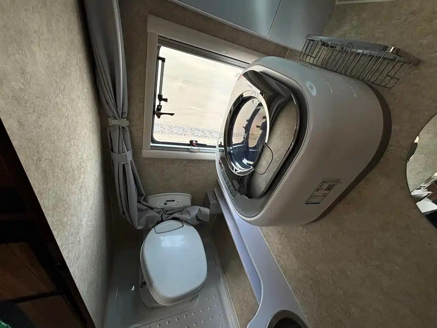 SAIC MAXUS V80 RV 2021 Model 2.0T Traveler V80 Self-propelled Type B Motorhome Comfort Edition with Transverse Bed — миниатюра 15
