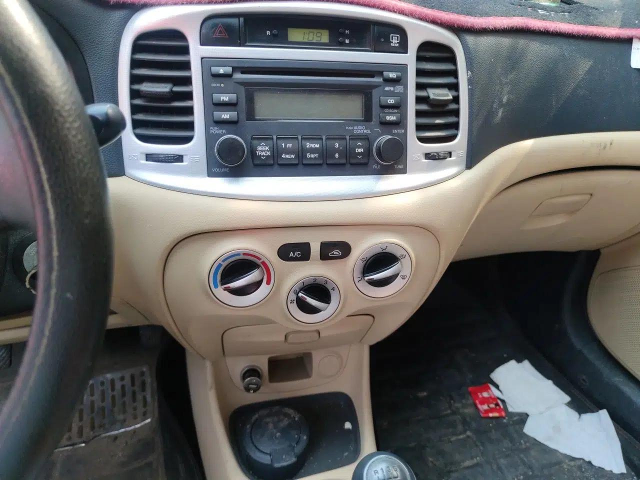 Hyundai Accent 2011 1.4 Manual Economy Version — миниатюра 14
