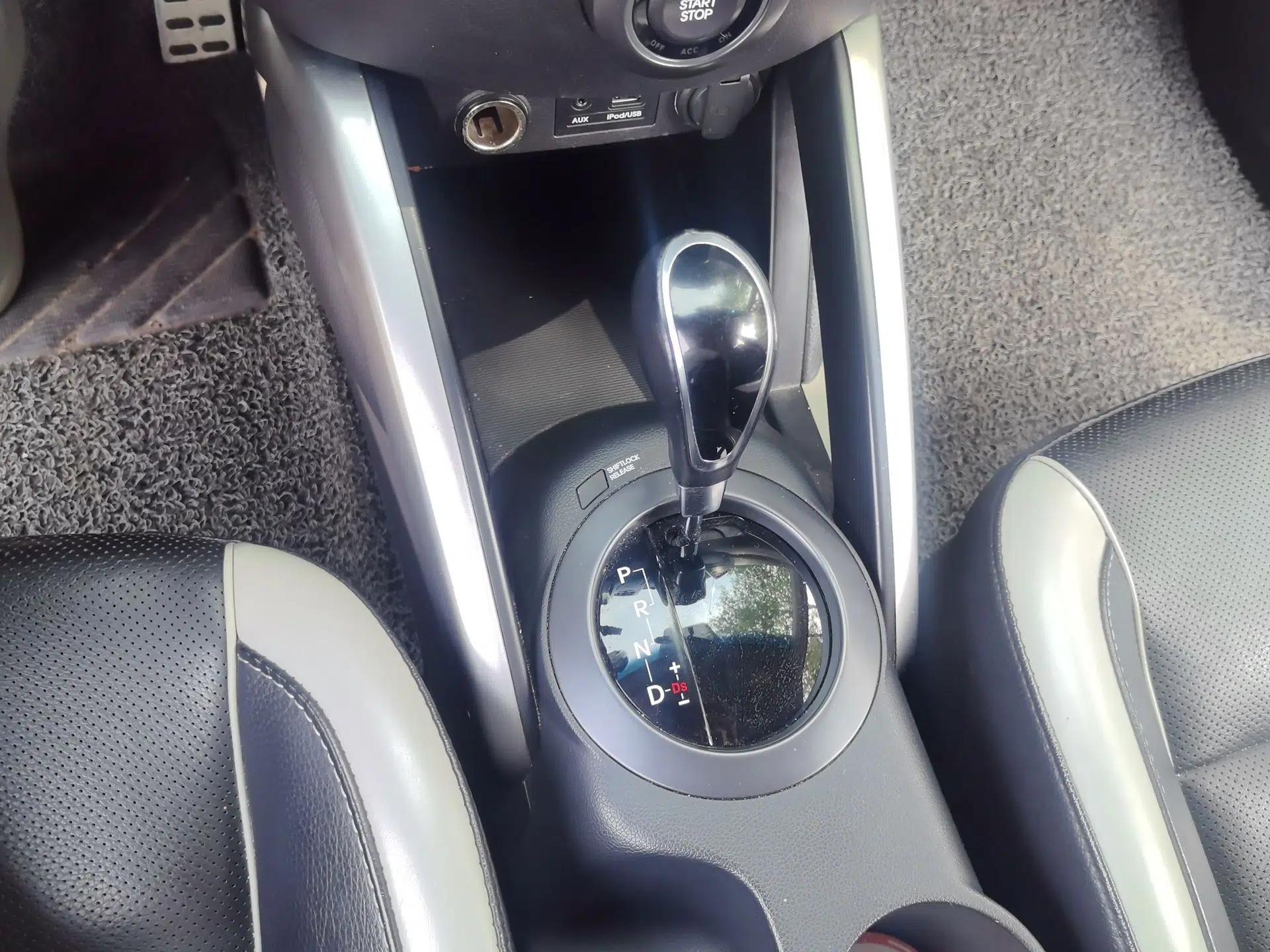 Hyundai Veloster 2012 1.6T Automatic Luxury Edition — миниатюра 15