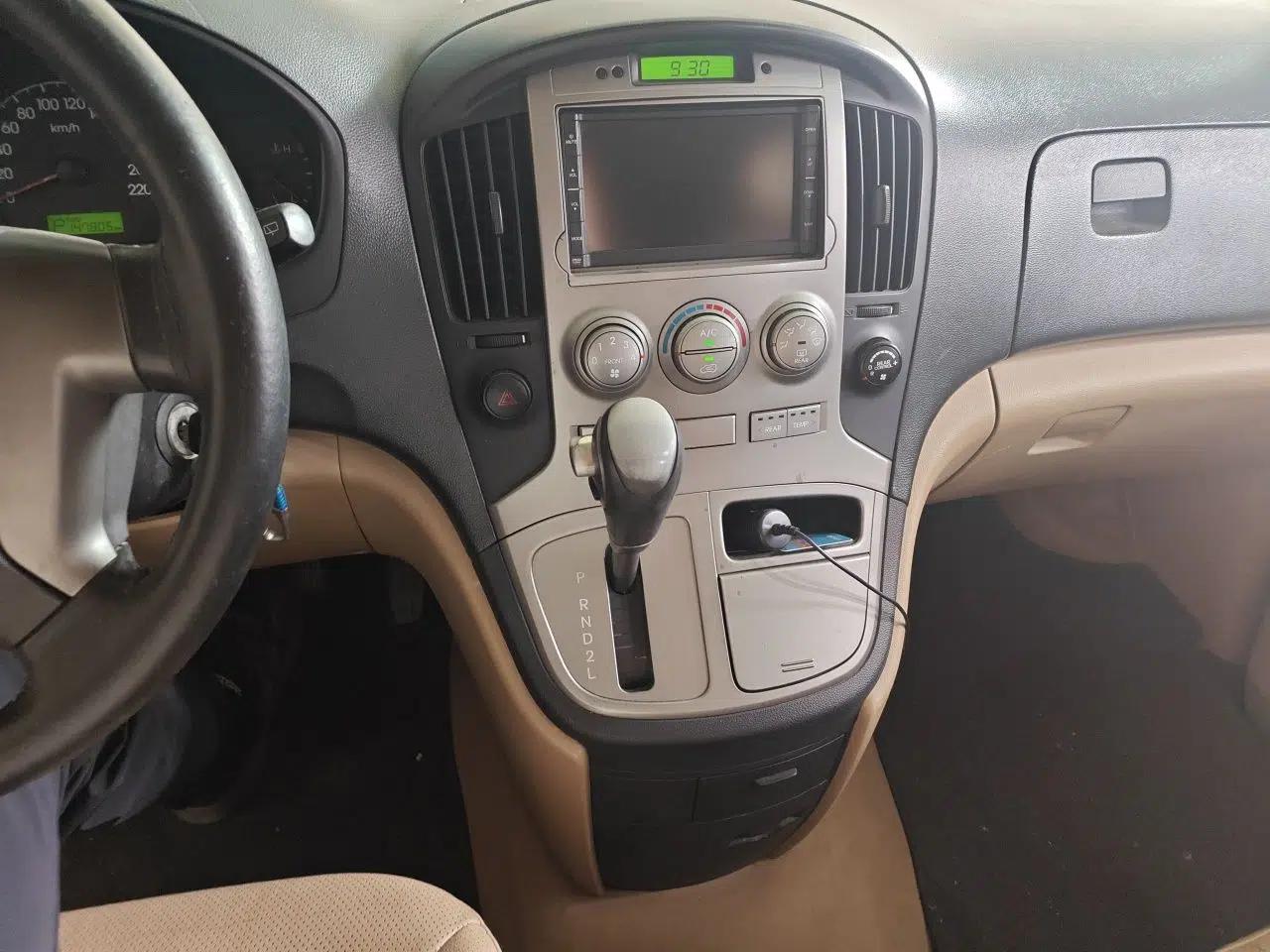 Hyundai H-1 Starex 2011 2.4L Luxury Edition — миниатюра 14