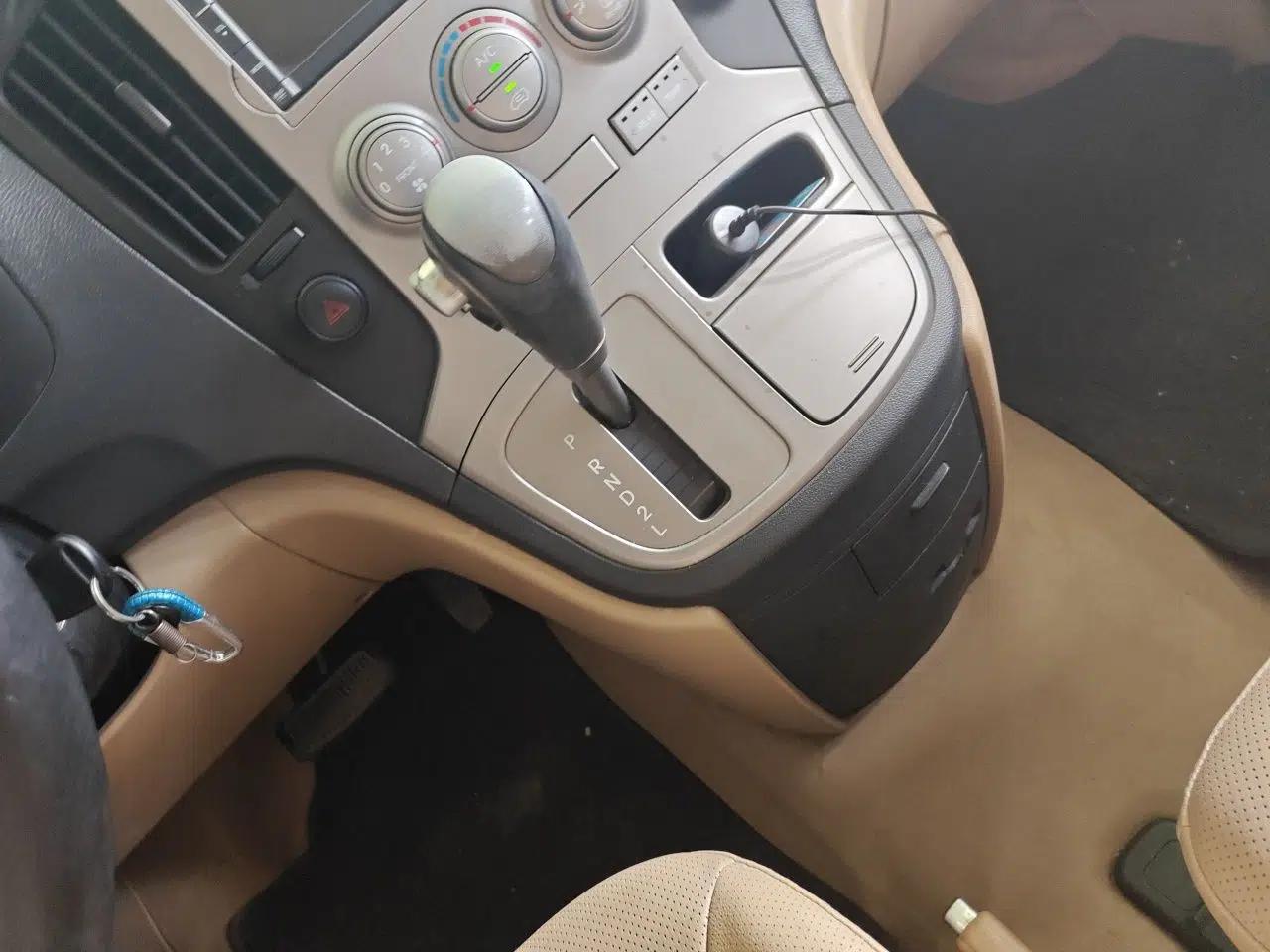 Hyundai H-1 Starex 2011 2.4L Luxury Edition — миниатюра 15