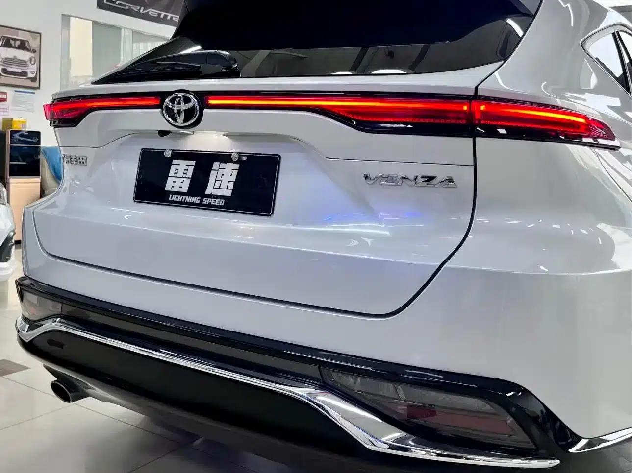 Venza 2023 2.0L CVT 2WD Luxury Edition — миниатюра 17