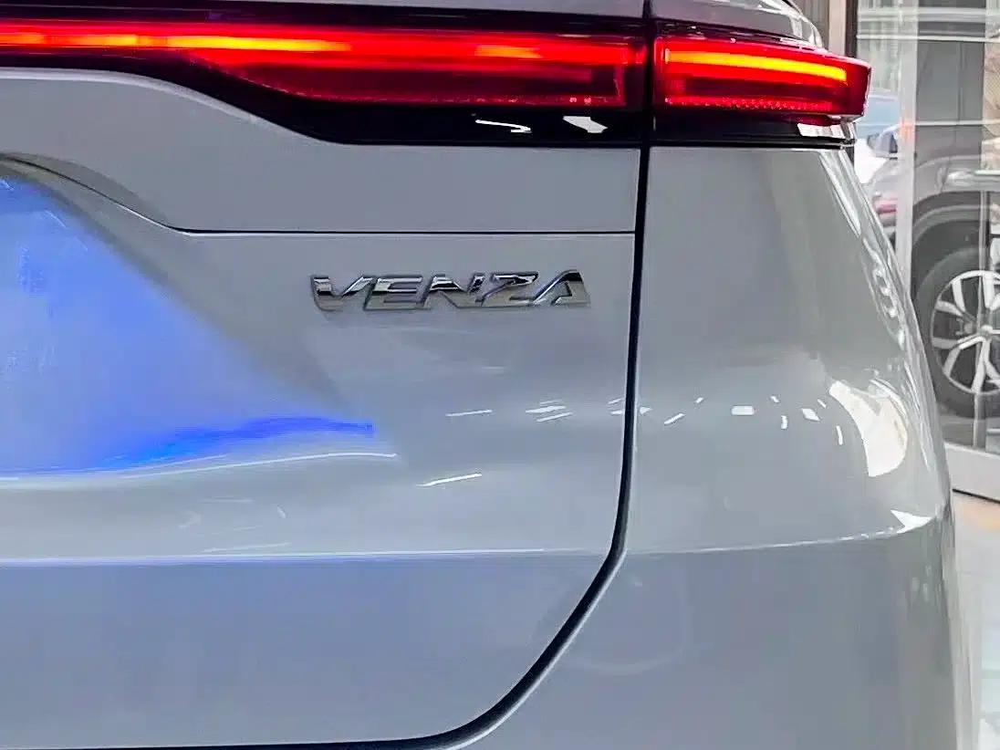 Venza 2023 2.0L CVT 2WD Luxury Edition — миниатюра 23