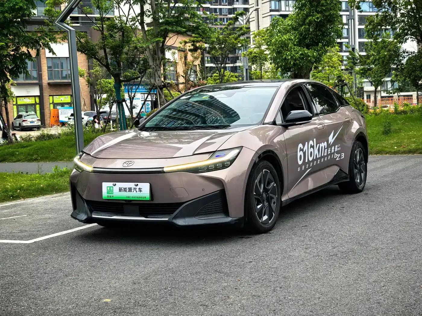 Toyota bZ3 2023 model, 616km long range Premium — миниатюра 1