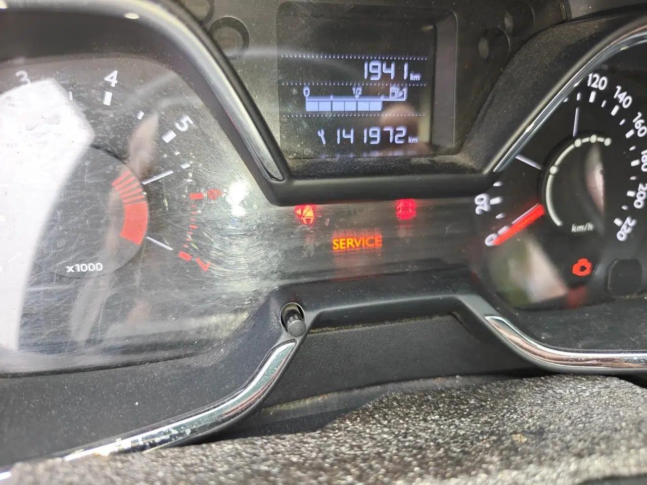 Citroen C4 Sega 2016 1.6L Manual Comfort Model — миниатюра 13