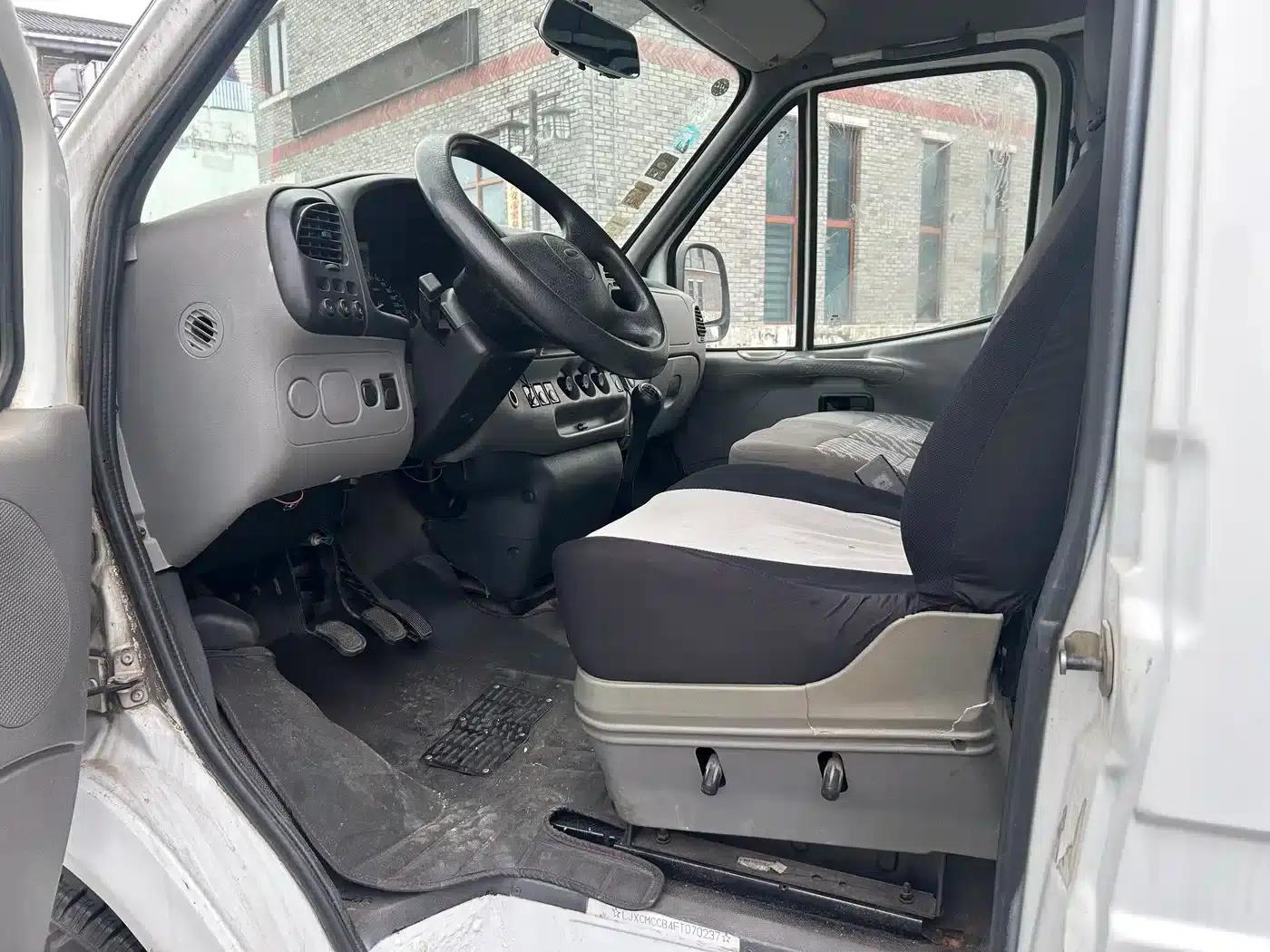 Classic Ford Transit 2015 2.8T Diesel Multi-Purpose Vehicle, Short Wheelbase, 6 Seats, Mid-Roof JX493ZLQ4 — миниатюра 4
