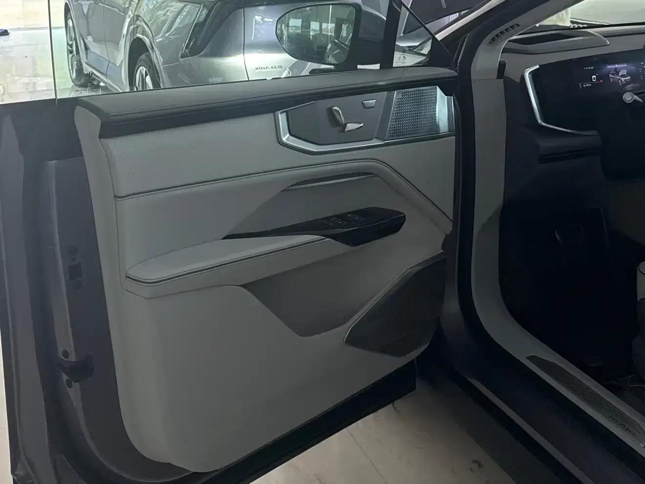 HiPhi Y 2023 560km Elite Edition — миниатюра 8