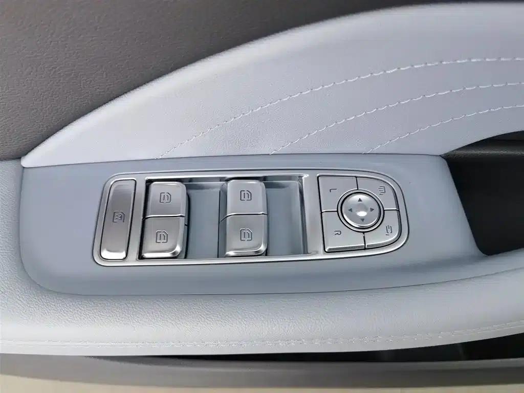 Hongqi H5 PHEV 2025 Model 170 Super Hybrid — миниатюра 9