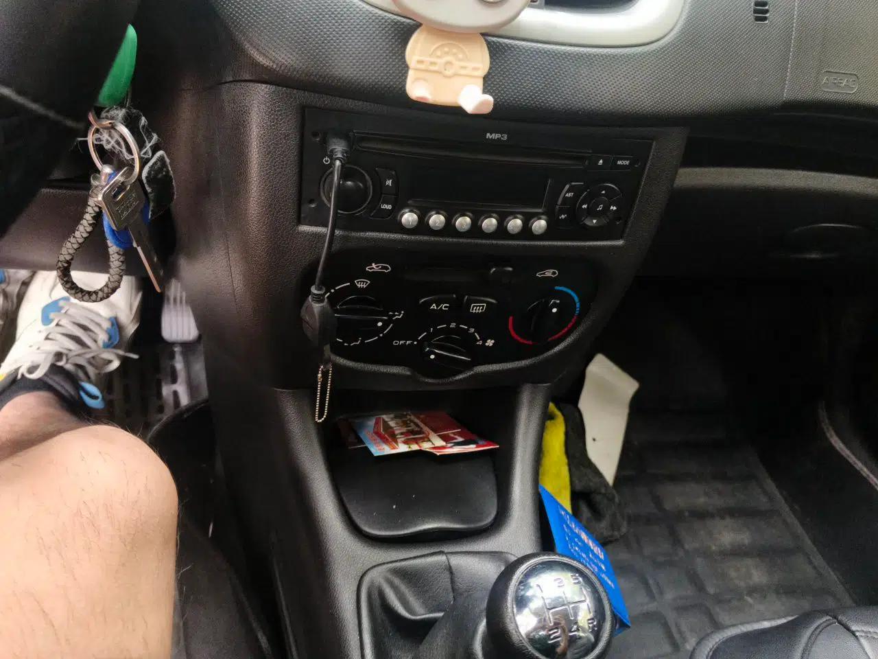 Peugeot 207 2011 Hatchback 1.4L Manual Yule Edition — миниатюра 14
