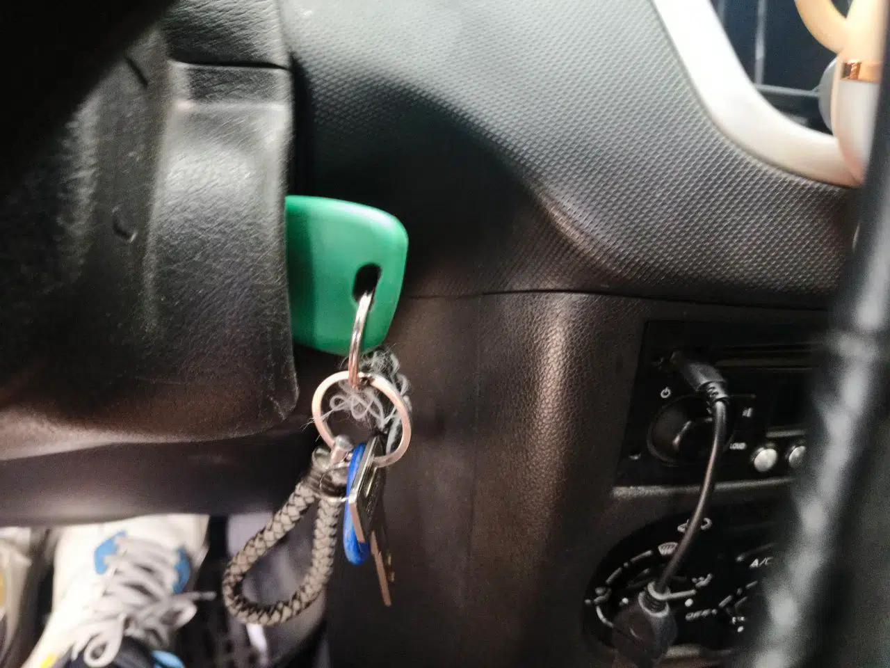 Peugeot 207 2011 Hatchback 1.4L Manual Yule Edition — миниатюра 9
