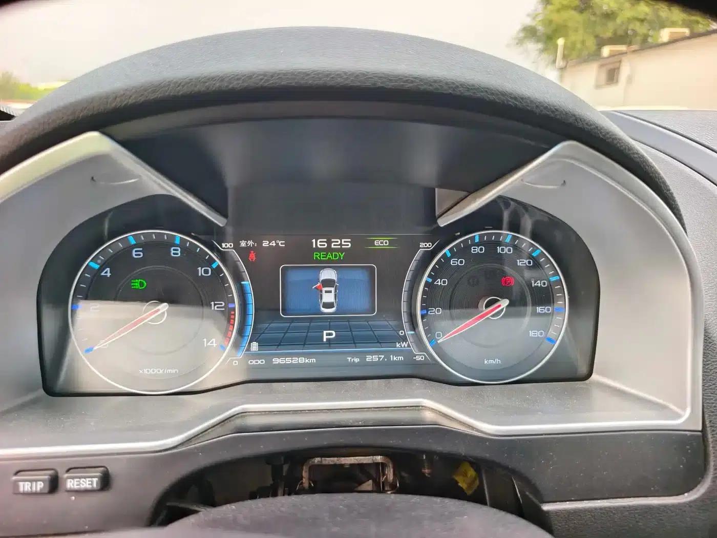 Geely Emgrand New Energy 2016 EV Premium Edition — миниатюра 8