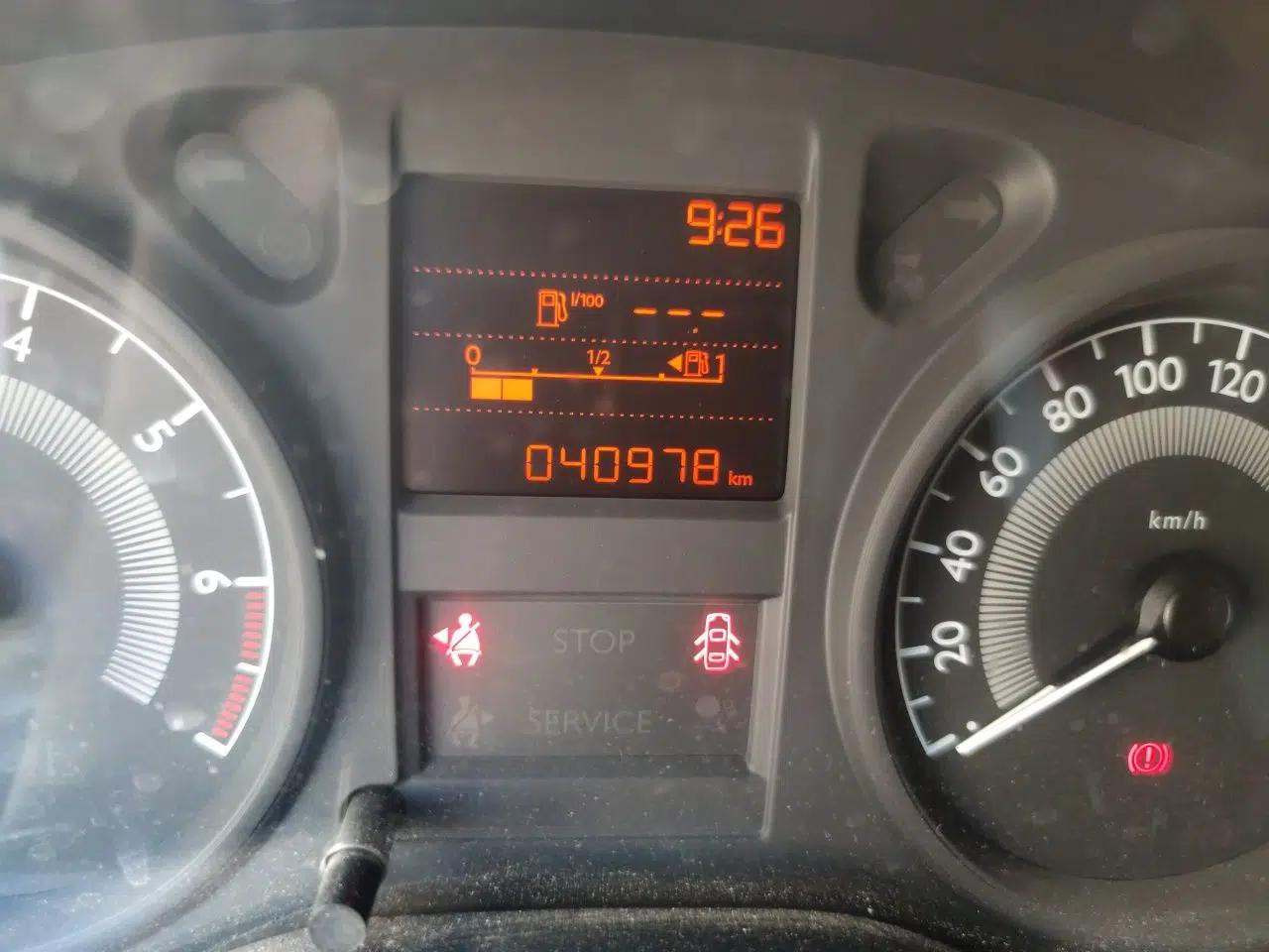 Peugeot 301 2014 1.6L Manual Comfort Edition — миниатюра 13