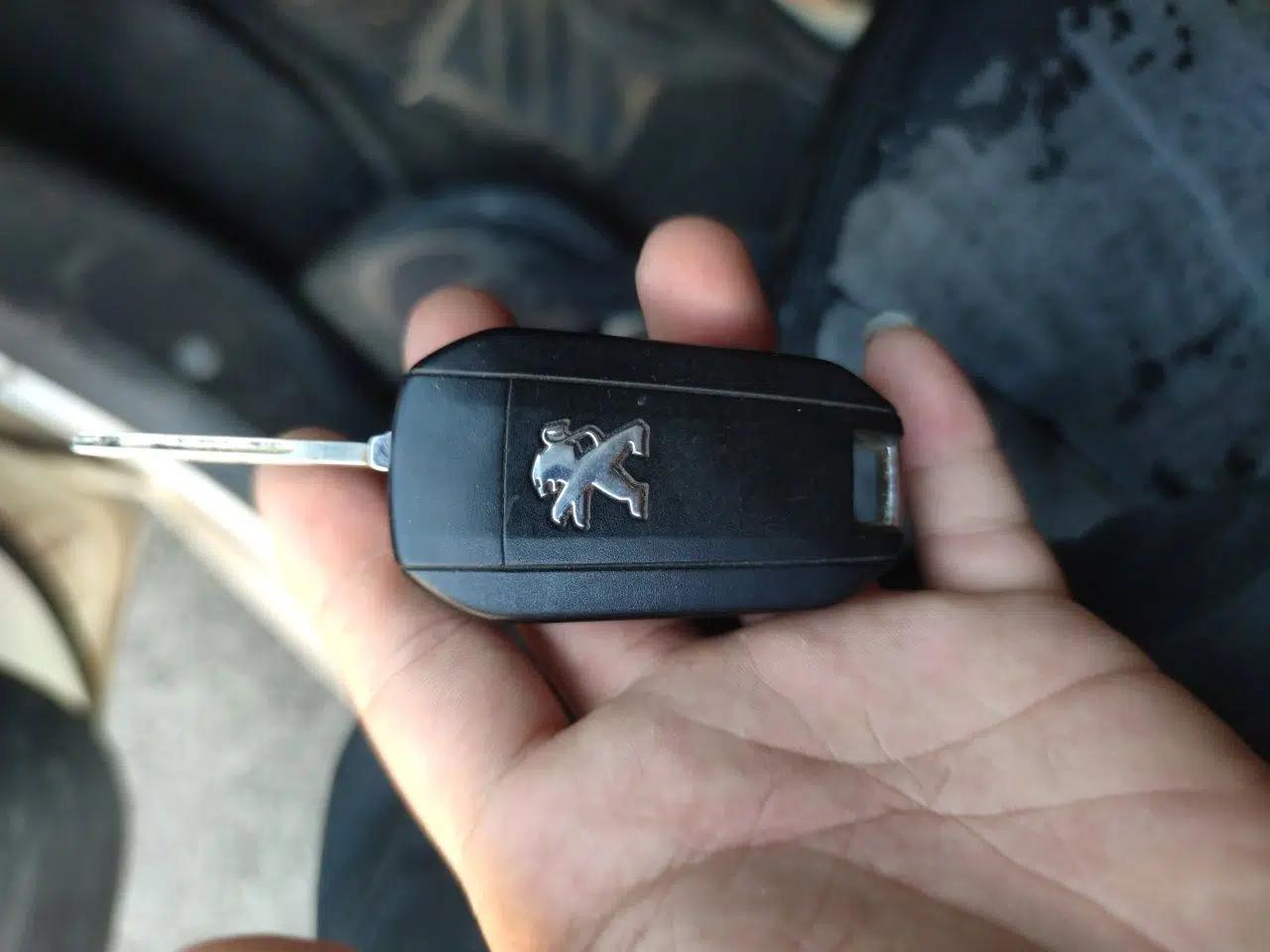 Peugeot 301 2014 1.6L Manual Comfort Edition — миниатюра 9