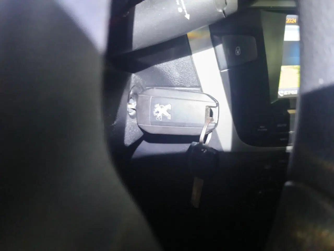 Peugeot 301 2014 1.6L Manual Comfort Edition — миниатюра 9