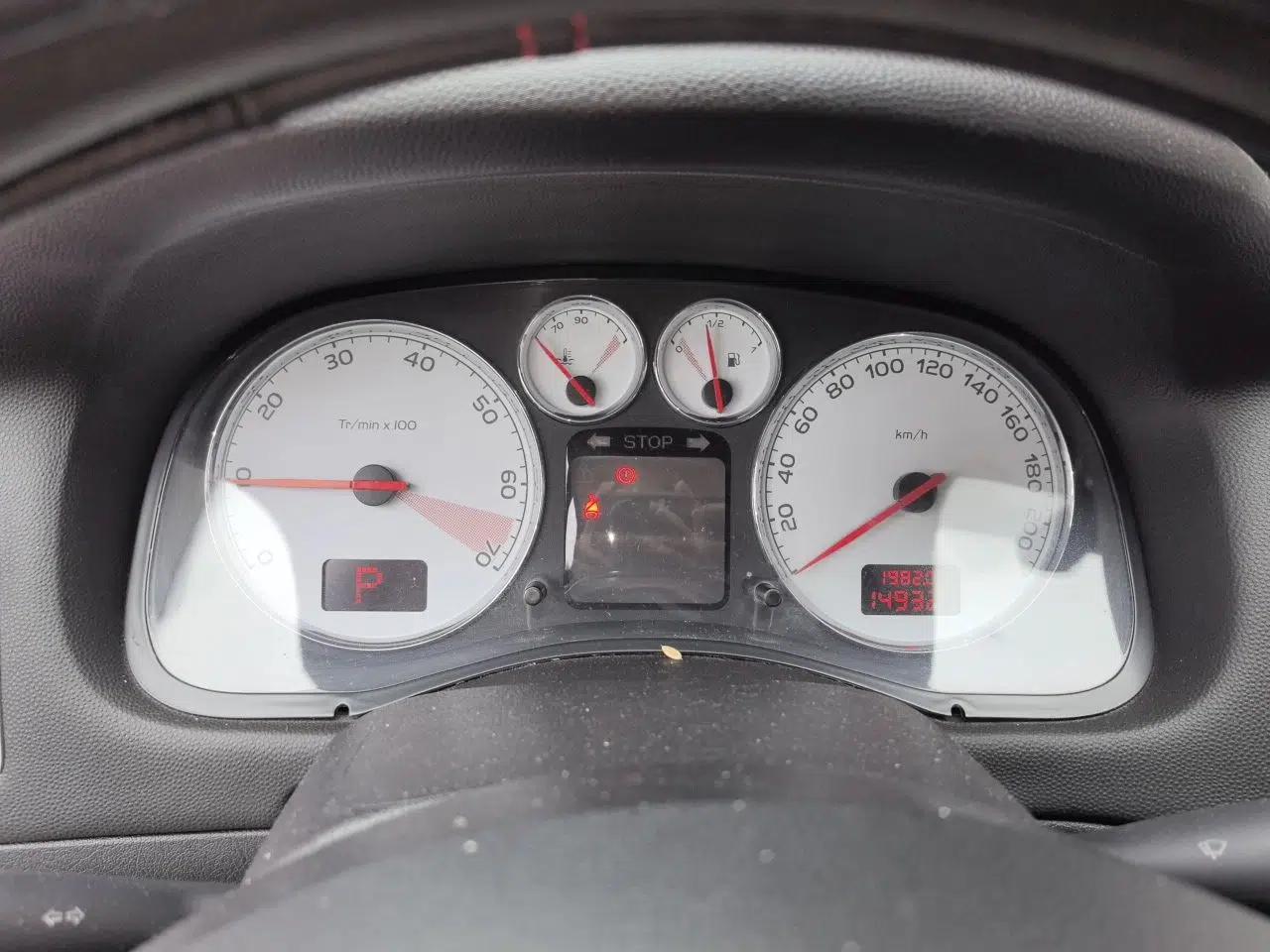 Peugeot 307 2010 Sedan 1.6L Automatic Comfort Edition — миниатюра 12