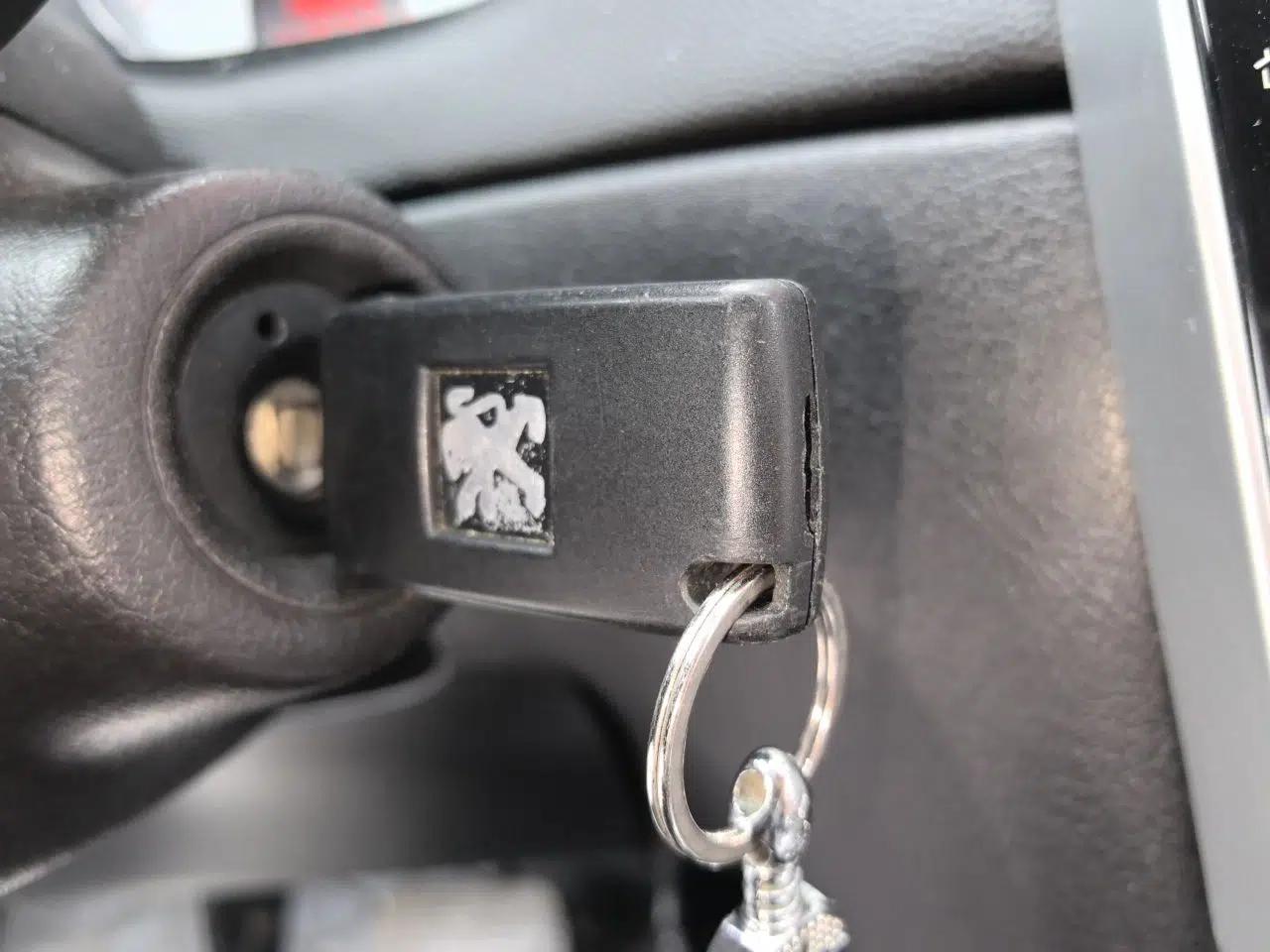 Peugeot 307 2010 Sedan 1.6L Automatic Comfort Edition — миниатюра 9
