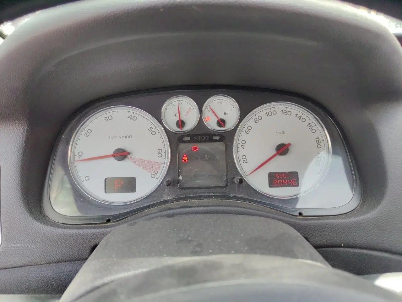 Peugeot 307 2012 Hatchback 1.6L Automatic Comfort Edition — миниатюра 12