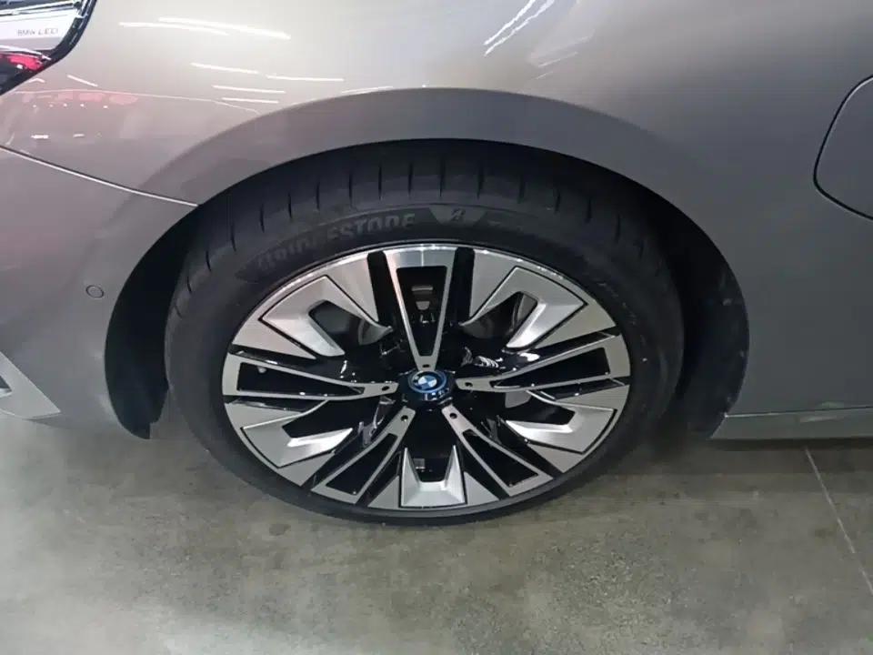 BMW i5 2024 eDrive 35L Prestige Luxury Package — миниатюра 9