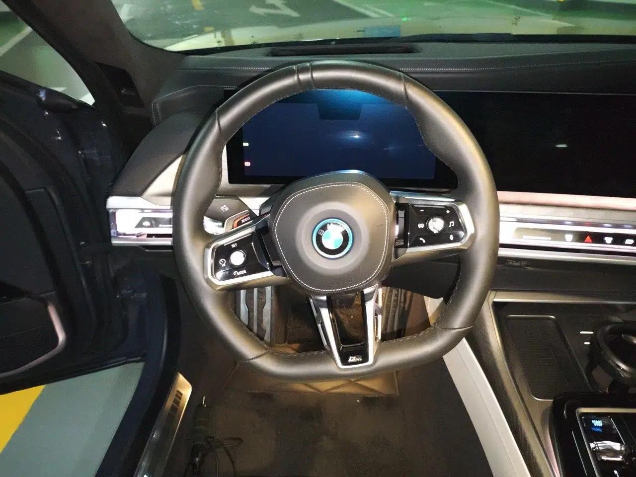 BMW i7 2023 xDrive60L M Sport Package — миниатюра 11