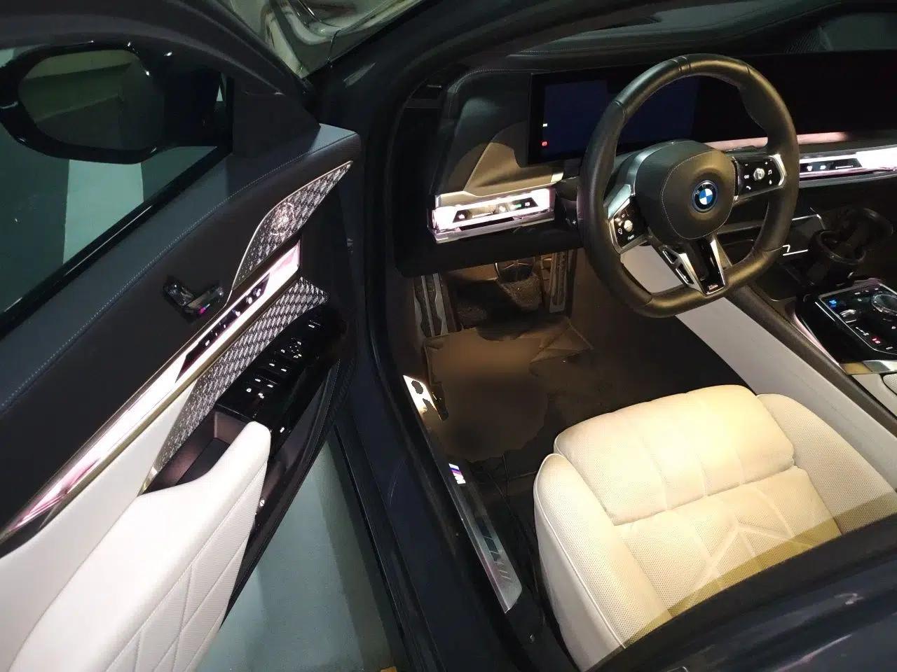 BMW i7 2023 xDrive60L M Sport Package — миниатюра 17
