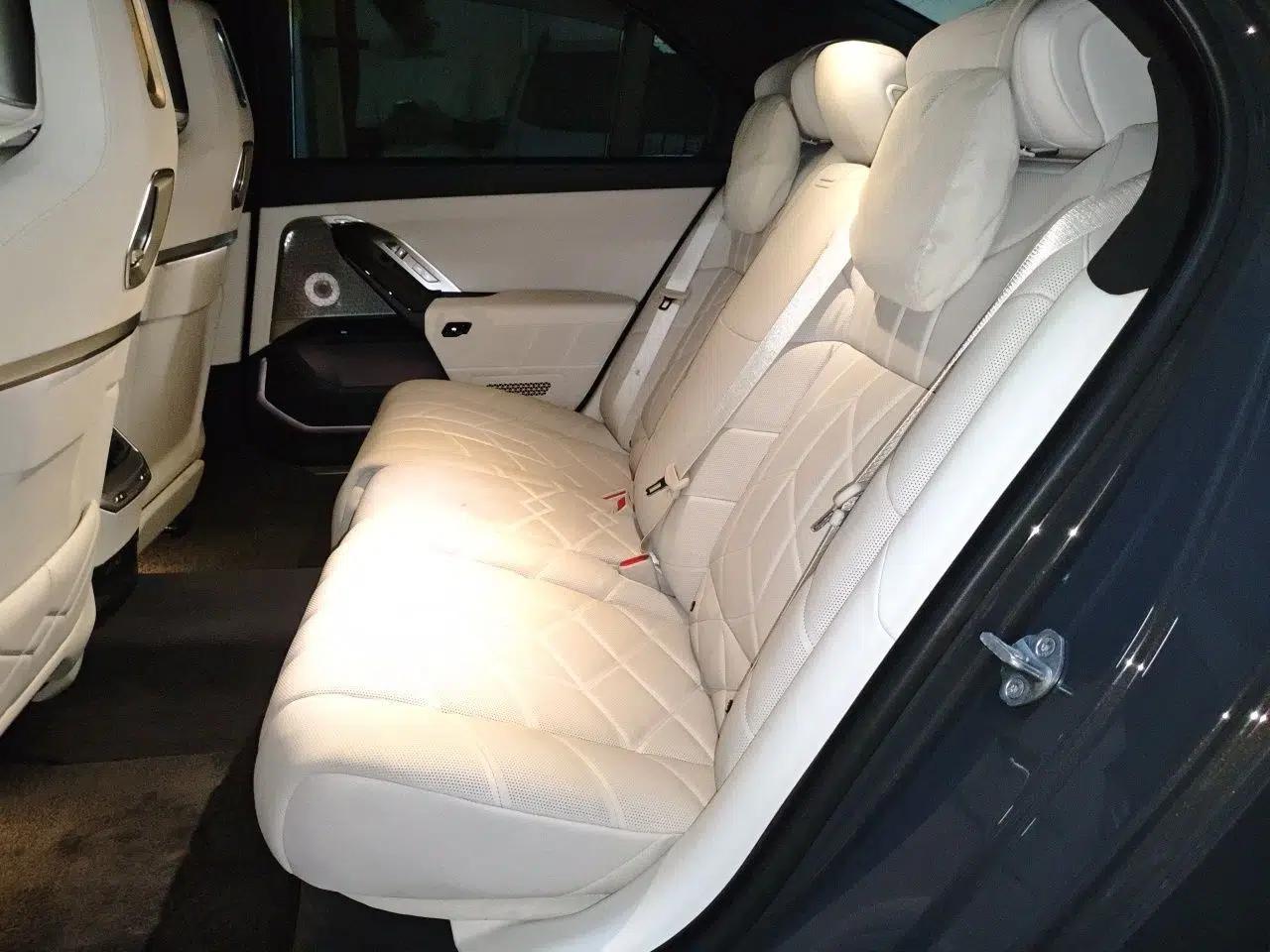 BMW i7 2023 xDrive60L M Sport Package — миниатюра 18