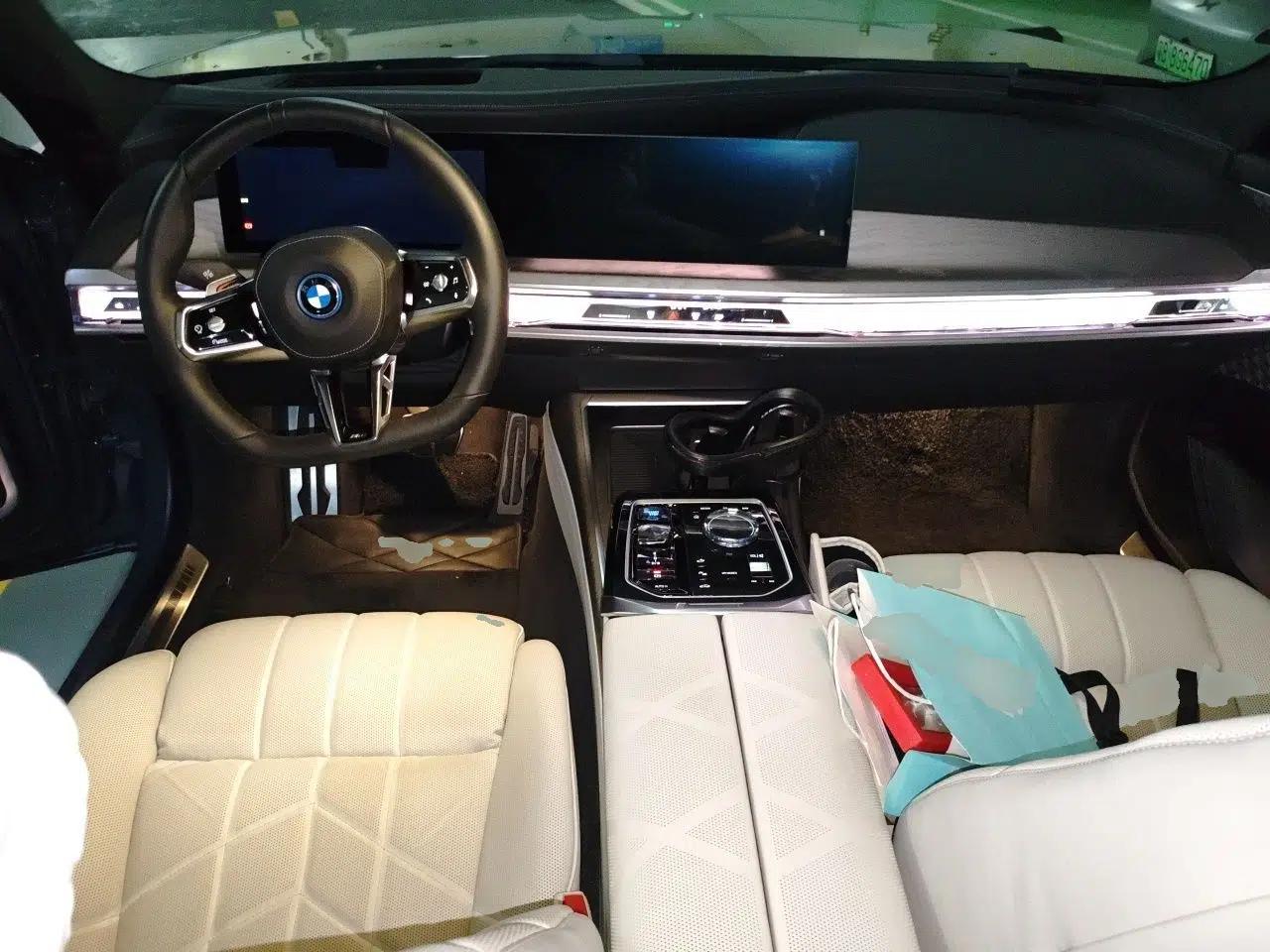 BMW i7 2023 xDrive60L M Sport Package — миниатюра 10