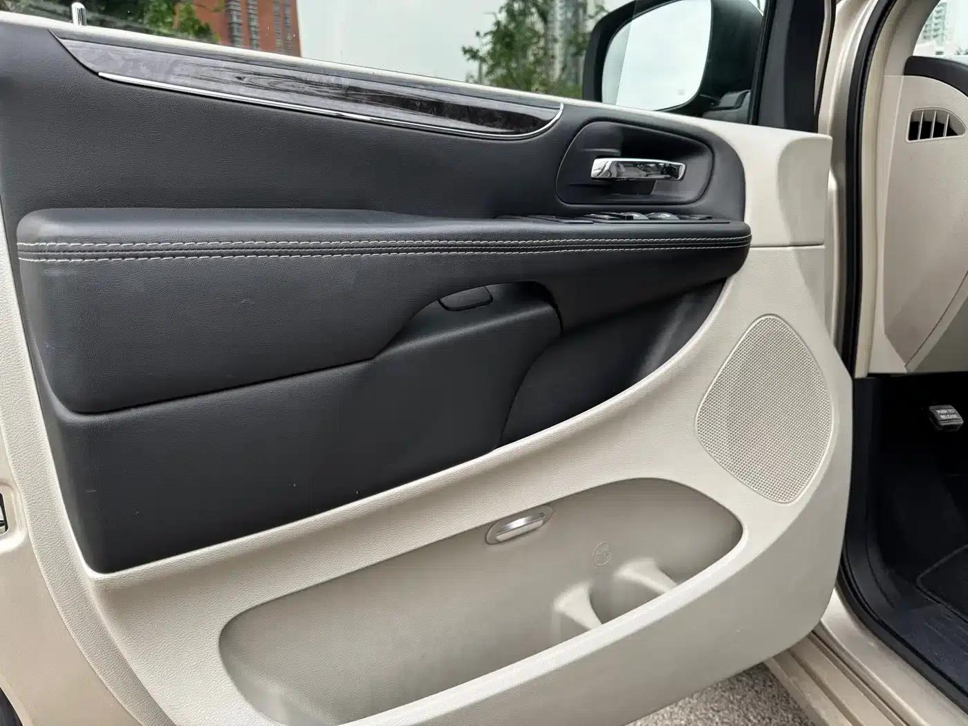 2014 Imported Grand Voyager 3.6L Comfort Edition — миниатюра 11