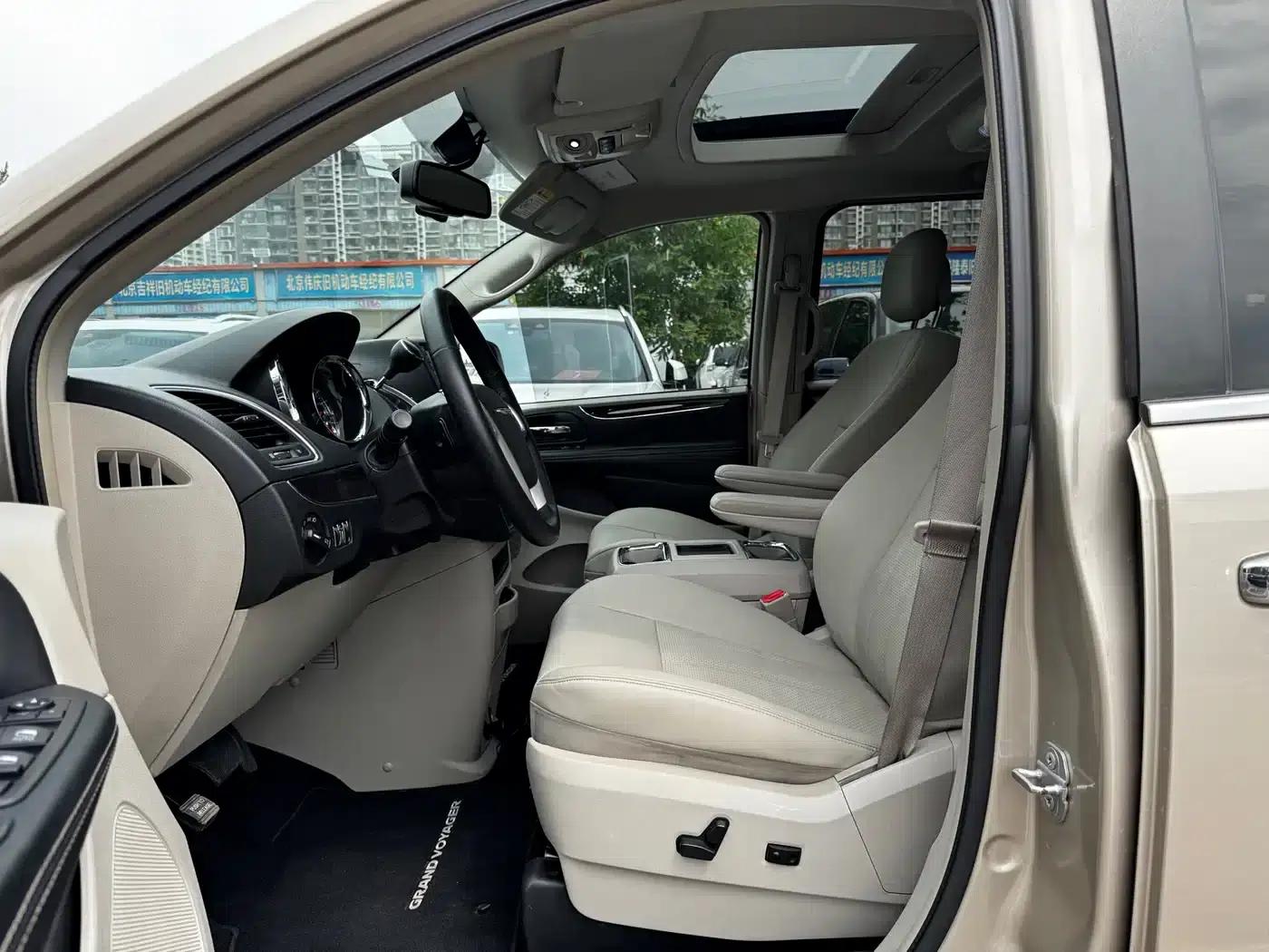 2014 Imported Grand Voyager 3.6L Comfort Edition — миниатюра 5