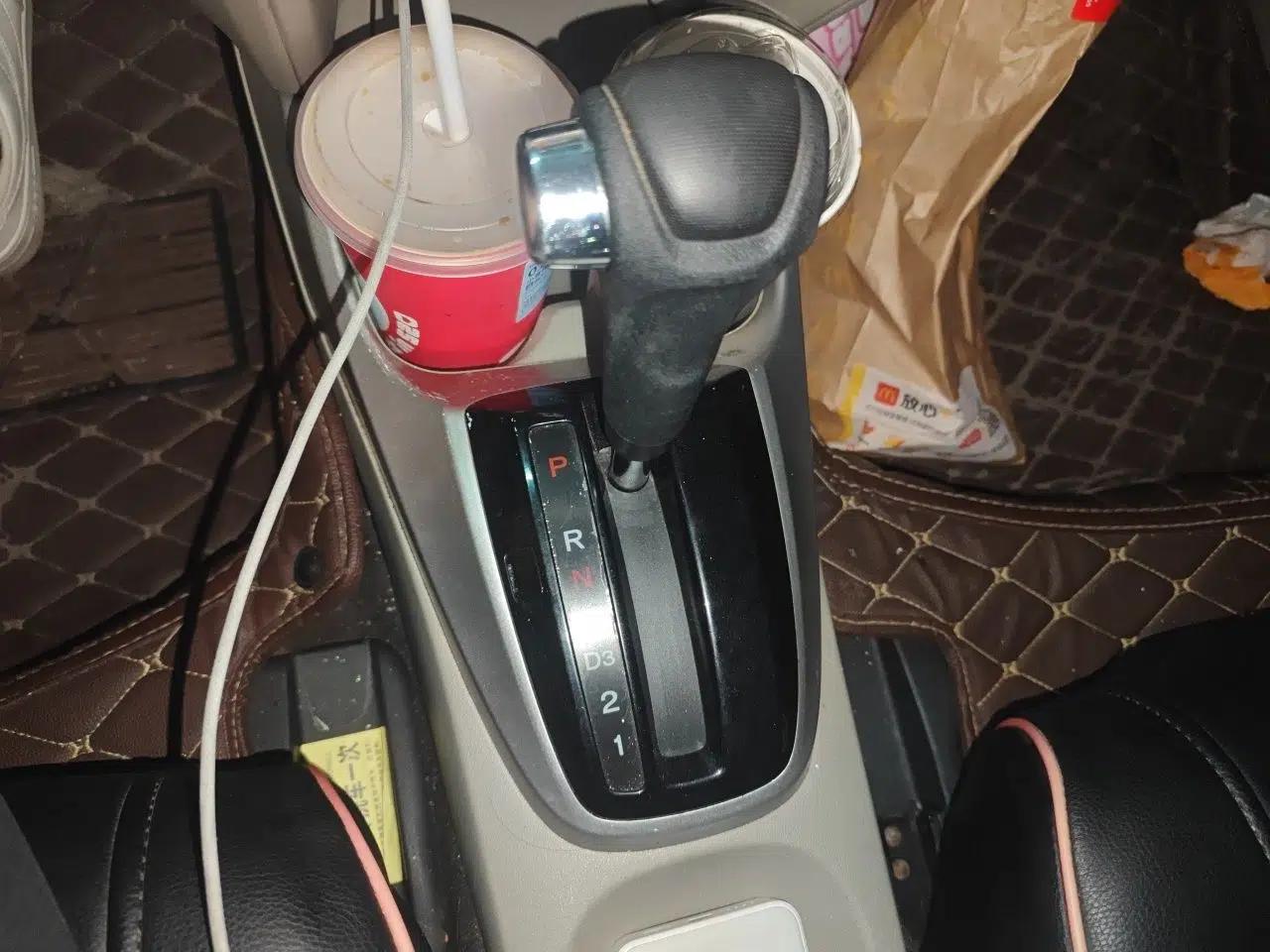 Honda City Classic 2011 1.5L Automatic Elite Edition — миниатюра 15