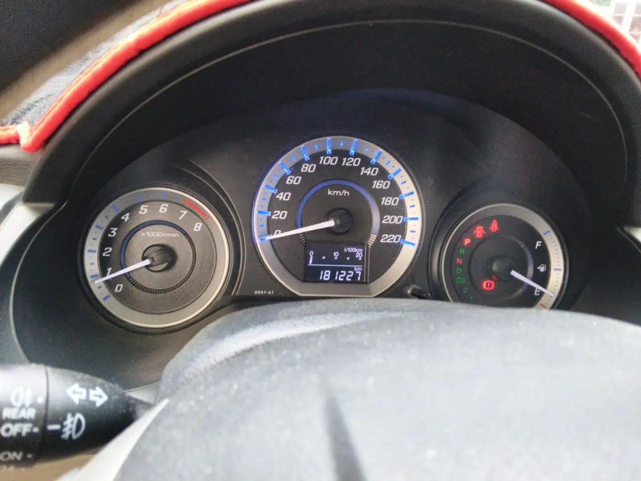 Honda City Classic 2012 1.5L Automatic Elite Edition — миниатюра 12