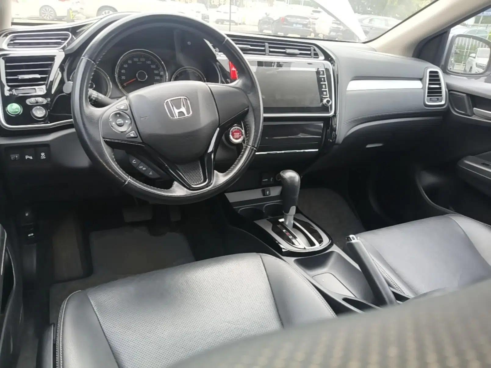 Honda Greiz 2016 1.5L CVT Luxury Edition — миниатюра 13