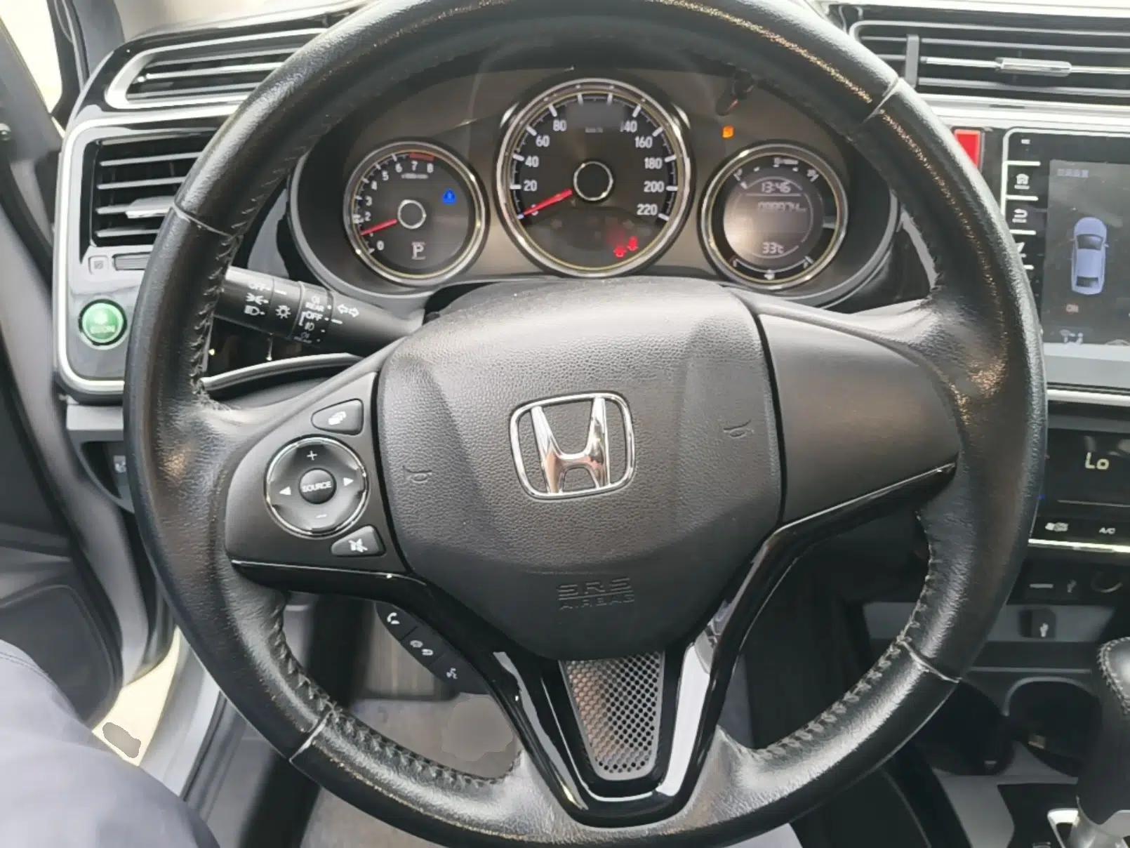 Honda Greiz 2016 1.5L CVT Luxury Edition — миниатюра 14