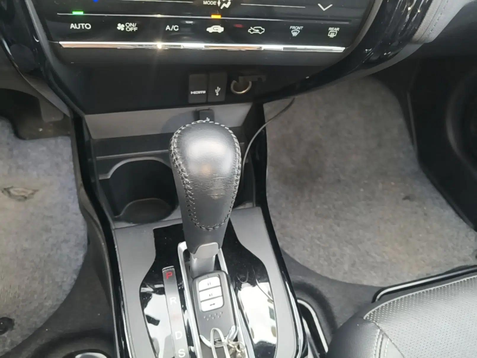 Honda Greiz 2016 1.5L CVT Luxury Edition — миниатюра 17