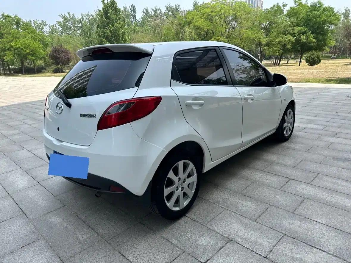 Mazda2 2011 Dynamic 1.5L Automatic Value Edition — миниатюра 3