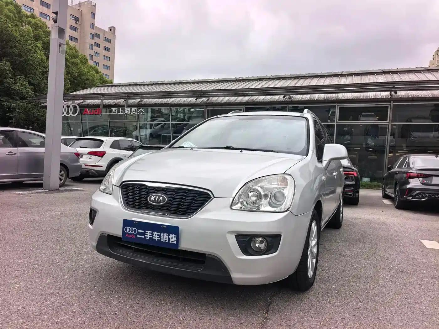 Carens 2011 2.0L 7-seater Automatic Deluxe Edition — миниатюра 1
