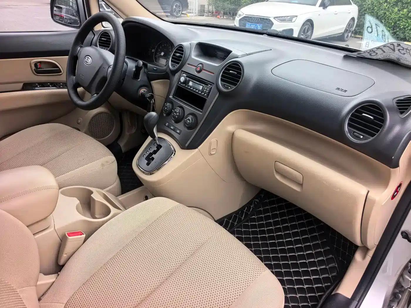 Carens 2011 2.0L 7-seater Automatic Deluxe Edition — миниатюра 11
